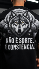 CAMISETA F4MA Oversized – “NÃO É SORTE. É CONSTÂNCIA.”